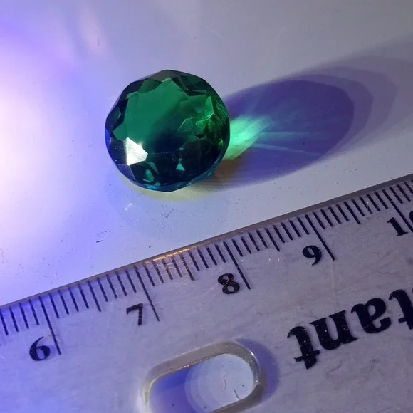 8.97 ct round cut emerald.deep saturation. 15mmx 8mm